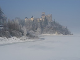 Zamek w Niedzicy zimą.