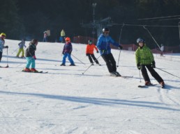 Dzieci i młodzież na obozie narciarskim.