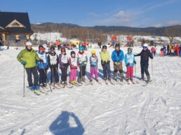 Dzieci i młodzież na obozie narciarskim